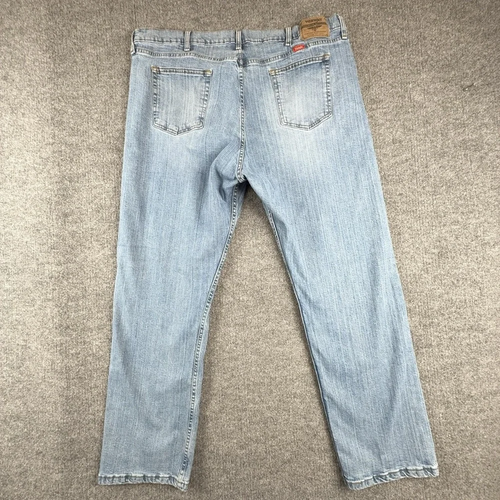 Wrangler Jeans Mens 42x30 Light Wash Blue Relaxed Fit Straight Stretch Denim